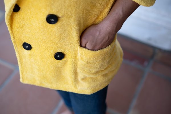 Detalle de chaqueta Oh Que Luna amarillo sol