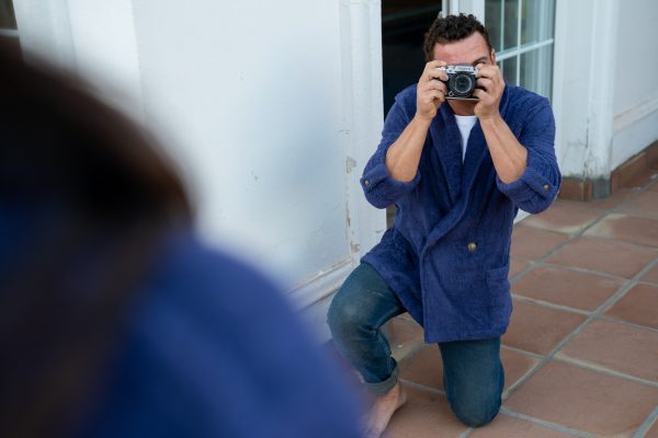 Hombre haciendo una foto con la chaqueta de BlueMoon en azul marino