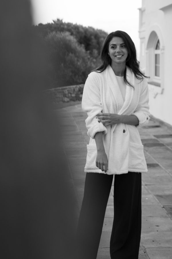 Mujer vestida con chaqueta albornoz de BlueMoon en blanco